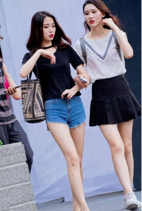 街拍：美女粉色上衣搭配白色短裙，身材妩媚多姿，很显气质