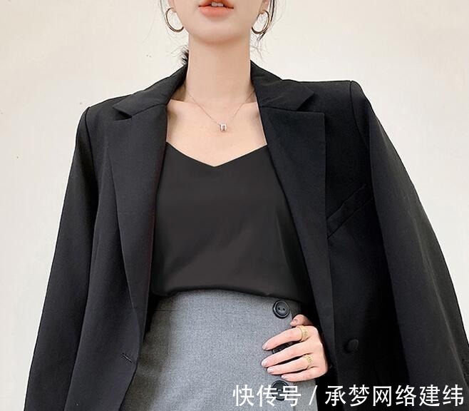 小姑 普通的上衣就别穿了,学我小姑这样穿背心,自信更减龄