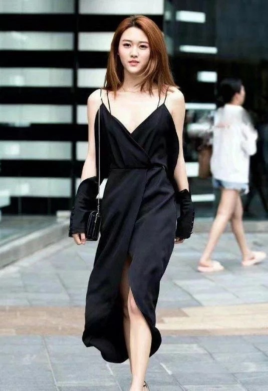 街拍:小美女身姿姣好,搭配时尚靓丽,曲线玲珑