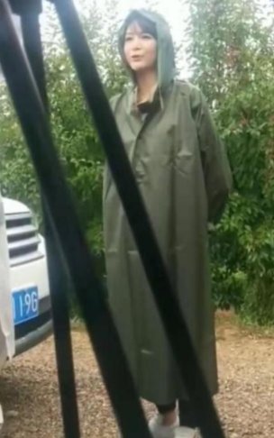 董卿连续录节目15小时，累到拼命揉腰，打工人都逃不过“腰痛定律”