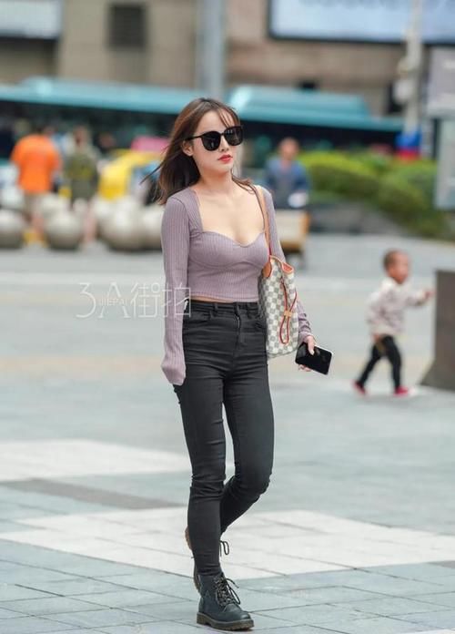 街拍：牛仔裤的花式搭配，有活力也很显身姿