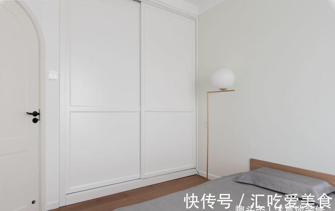 家居|客厅不要茶几和电视,77㎡越住越大,室内干净清爽,把人深深迷住