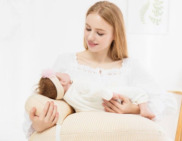 宝妈|宝妈开奶迟宝宝第一餐可用小勺喂奶