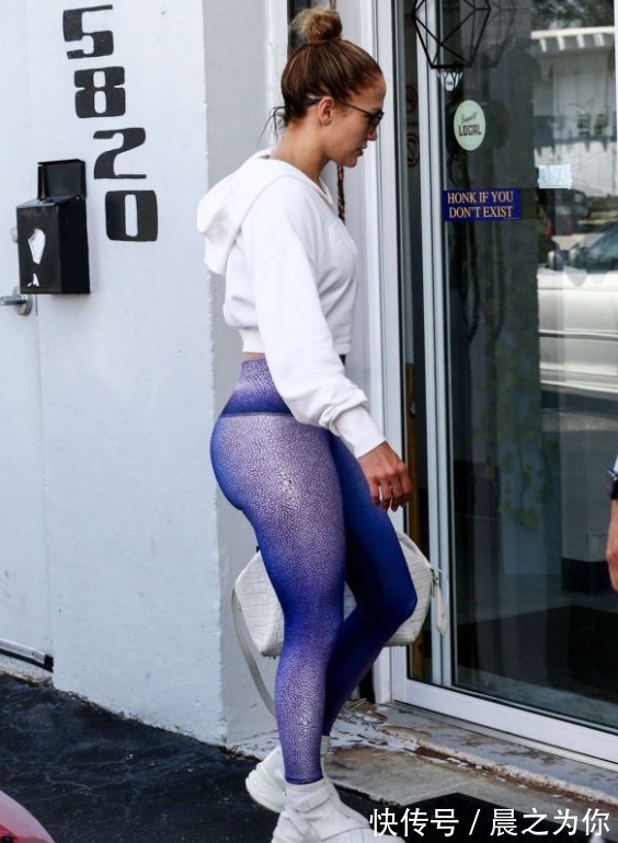 斯坦森|50岁的詹妮弗·洛佩兹,去健身房锻炼,脱掉外套六块腹肌清晰可见