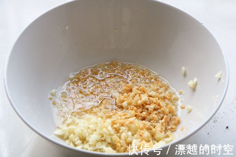 天热排骨别再炖了,教你懒人吃法,不加油不加水,出锅瞬间就吃光