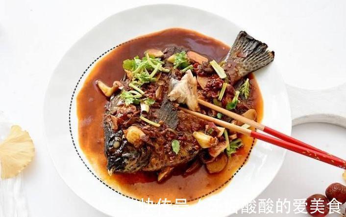 给鱼去腥，别只会用料酒！去除鱼身上4个地方，咋做鱼都香喷喷