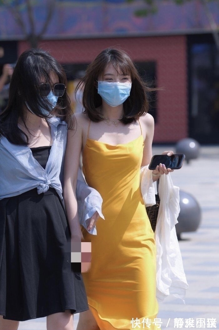 时尚 姑娘真是“时尚扛把子”,身穿长裙很洋气,不选高跟鞋也好抢眼
