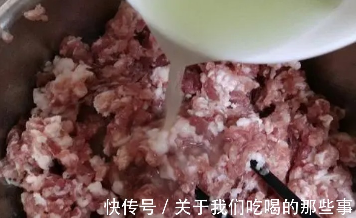 用白菜包饺子，别加盐杀水，分享饺子馆用了20年的方法，鲜美多汁