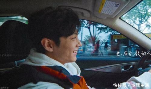 大叔们 肖战去老爷爷的“破楼台里”追剧,注意他啥坐姿?嫌不嫌弃一目了然