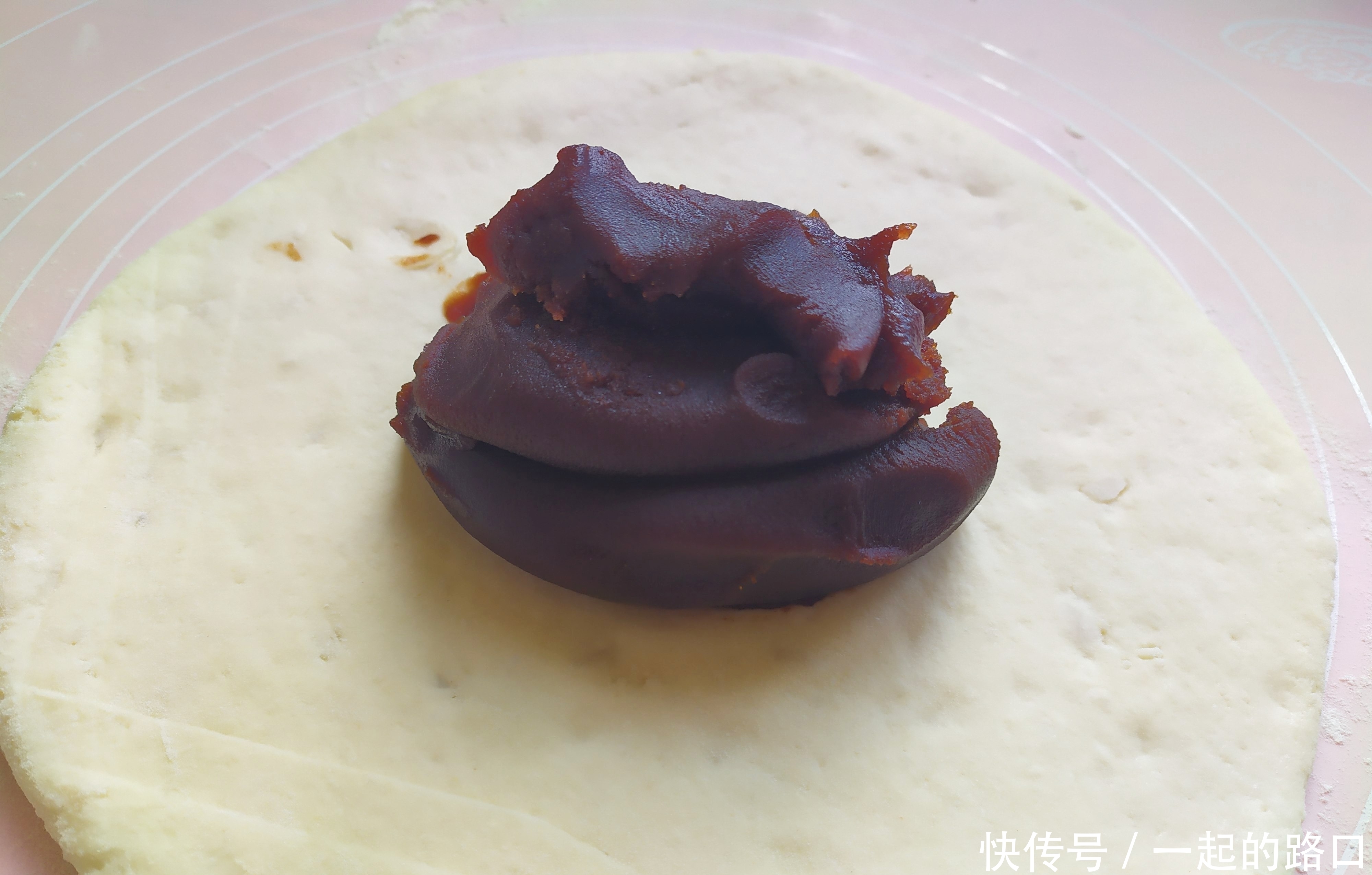 面粉别再蒸馒头了,试试这个做法,孩子一口一个特别喜欢,太香啦