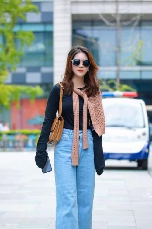 小姐姐|街拍美女：活泼的小姐姐，吊带背心搭配牛仔裤，清新温柔的淑女范