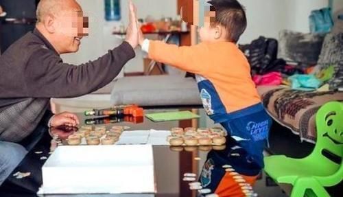 打招呼|老人带孩子常说的5句话,看似哄娃实则毁娃,建议家长及时阻止