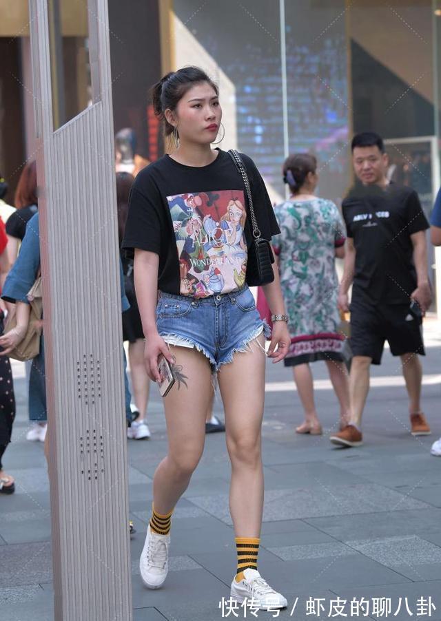 搭配 小姐姐“黑色搭配牛仔裤”,简单的搭配,展现不一样的风格太赞了