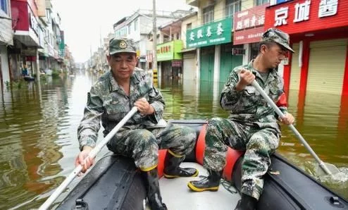 奋战|上阵父子兵！他们是父子 更是奋战在抗洪一线的“战友”