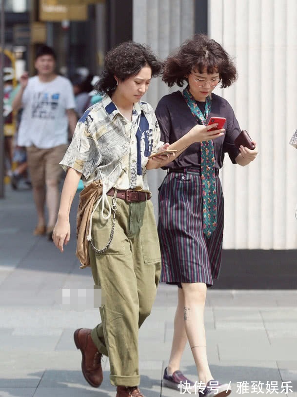 发型 快把黑长直换了,火爆街头的“窝窝头”发型太潮了,显嫩20岁!