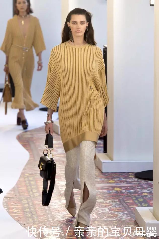 显瘦|再见阔腿裤!今年秋冬流行这条“喇叭裤”,遮肉显瘦又时髦