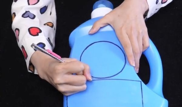 洗衣液瓶子不要扔,简单切几刀,放在床上,全家人都抢着用!