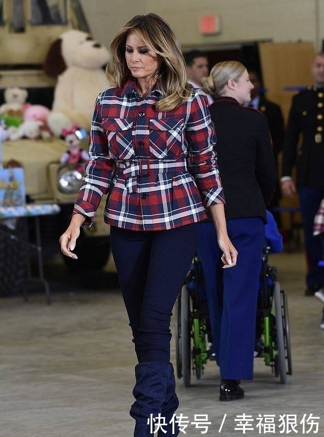 终于|梅拉尼娅终于不穿大衣长裙,三千红格子衬衣配瘦腿裤秀腿,太减龄