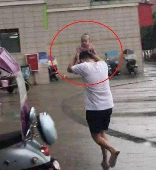 雨伞|23岁女儿依然跟爸爸共浴，却说不想伤害爸爸，网友：别毁掉女儿