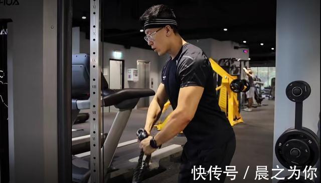 过头臂屈伸|胖子也有春天,英国大码超模140斤,却拥有让人羡慕的沙漏身材