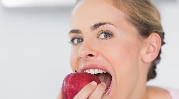 早起空腹吃“苹果”,坚持一段时间,4种变化会不请自来!