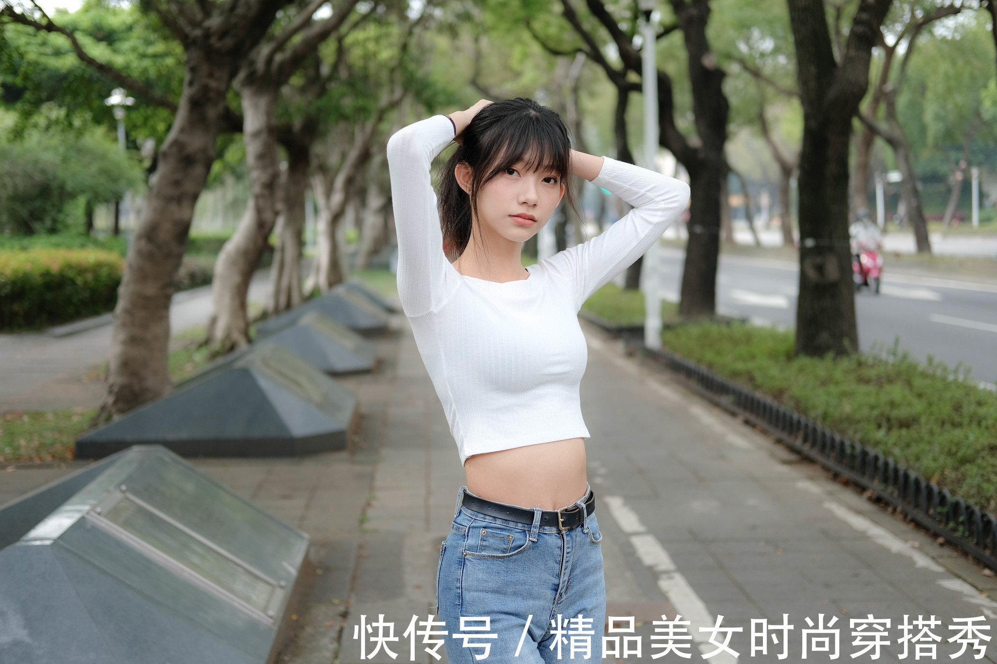 风格|白色针织衫搭配牛仔裤+平底鞋,整体的风格简约又休闲,清爽舒适