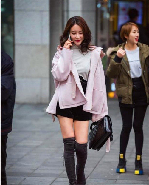 美女|长发飘飘的美女,笑容甜美,走在街上回头率超高