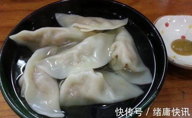 煮饺子是冷水下锅还是热水下锅大多人都错了,难怪饺子总破皮