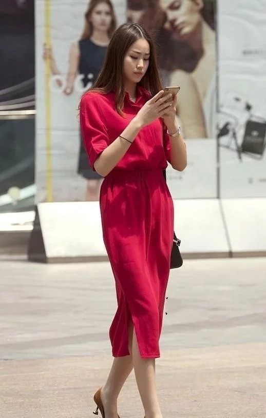 街拍:身穿红色连衣裙,小姐姐的气质非常优雅,尽显女神范