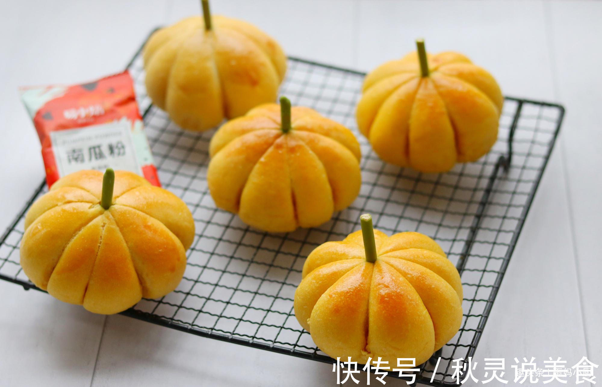 南瓜别煮粥了，加点面粉做此物，色泽金黄又营养，大小朋友都爱吃