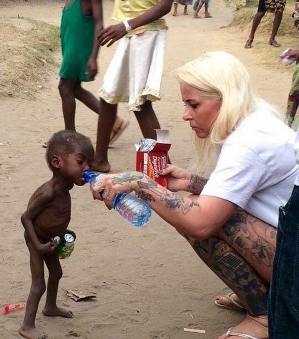 父母|瘦弱男童被父母抛弃,善良美女将他带回家,2年后男童变成了这样