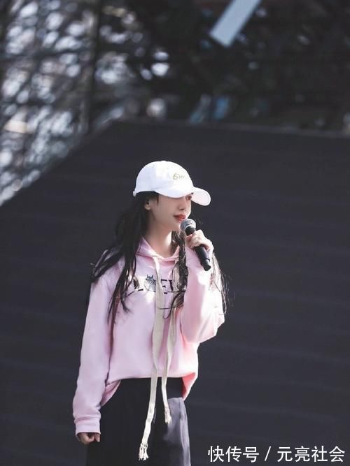 奔跑吧私下聚餐：BABY素颜接地气，蔡徐坤郭麒麟座位距离有亮点