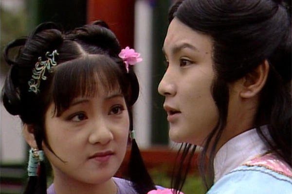 四大家族@薛宝钗送黛玉一包燕窝,到底是谁透露给贾母的?一只凤凰无枝可依