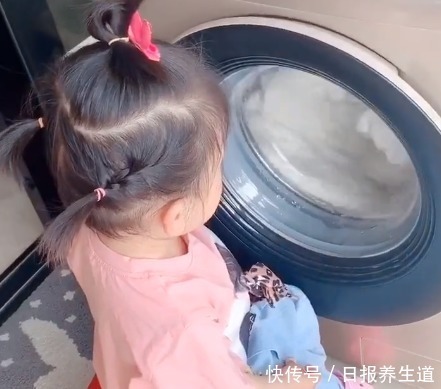奶奶|宝宝发现被子被洗了,气得直跺脚,无奈之下的决定把奶奶萌到了!