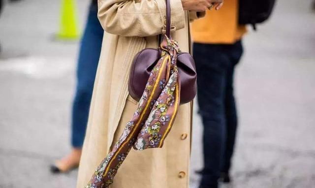 今年丝巾怎么搭配呢这四种个性又时髦的穿法,给你的穿搭加分