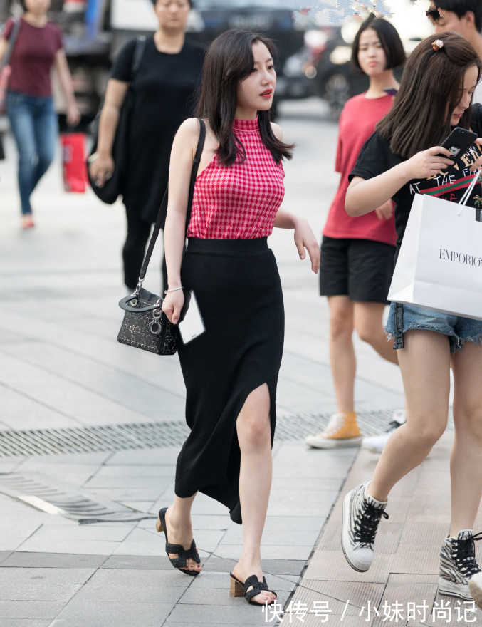 连衣裙|重庆街拍,深V吊带包臀连衣裙与一字凉拖的搭配,更显魅力十足