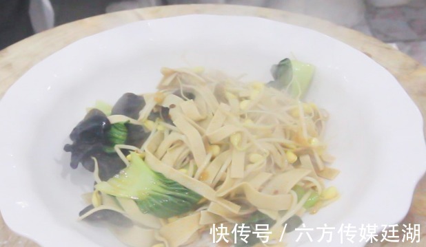 汤水|解锁经典川菜水煮肉片家常做法,肉片香辣软嫩,开胃又下饭