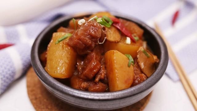  炖牛肉时，一直煮不烂？锅中放入“这味料”，牛肉软烂香喷喷！