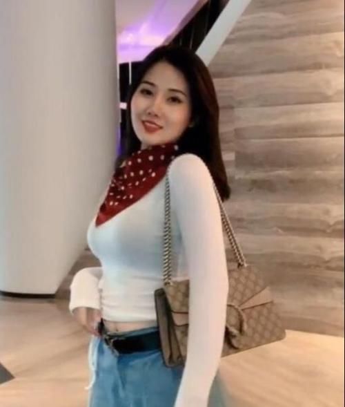 迷人 性感时尚气质穿搭，白色紧身衣穿搭，身材妖娆多姿