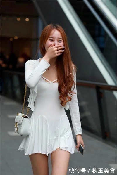 小姐姐|美女身材高挑,一头长发披在肩上,甜美的笑容充满魅力