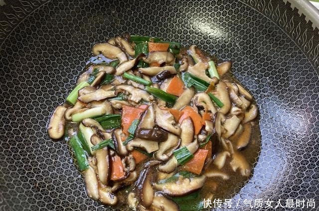 天冷就爱吃这菜，炒一炒五分钟就上桌，爽口美味，全家人都爱吃