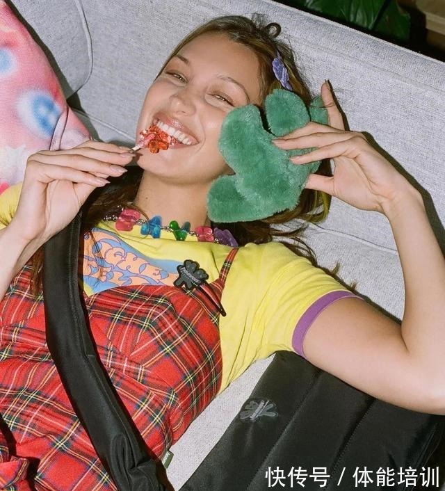 穿搭 白T恤不受宠了,今年流行糖果色T恤,青春时髦还显白!