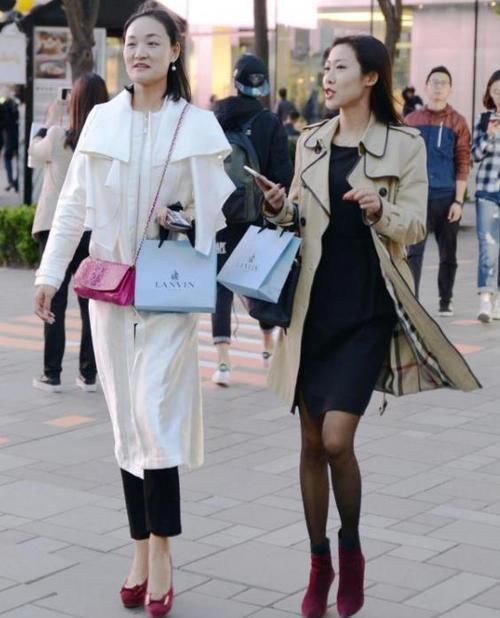 街拍身材苗条的小姐姐,一件白色短袖配牛仔裤,时尚好身材