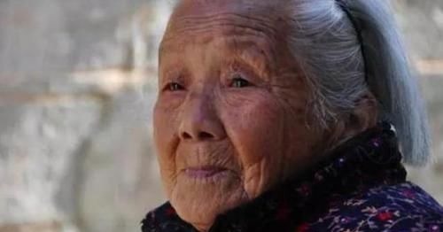 弃婴|52岁老人偶然捡个弃婴,18年后孩子考上大学,家门口来了一排警车