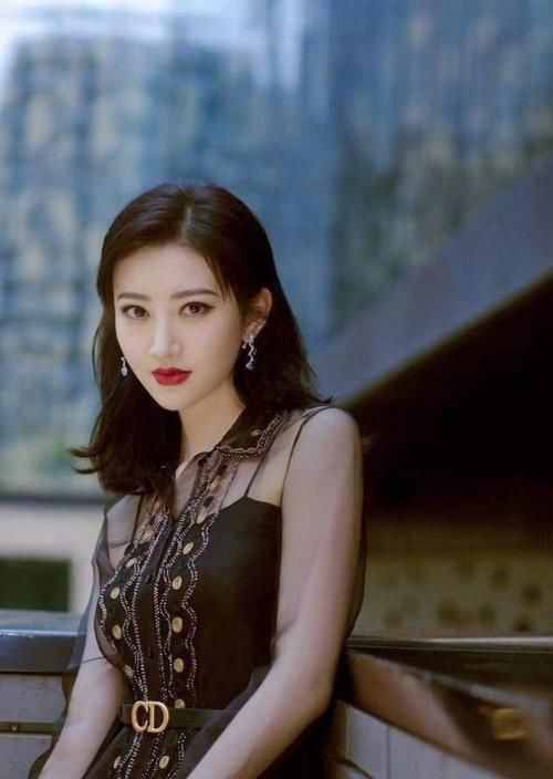 丸子头已经不流行了，今年这5种“发型”是真火，简单大方显脸小