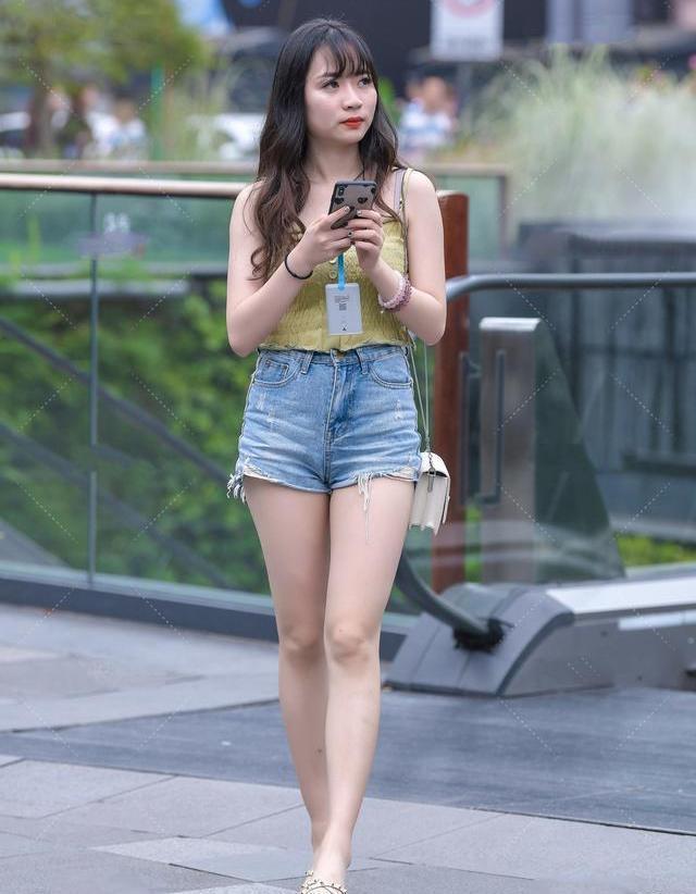 黄绿色|街拍美女:黄绿色弹力针织衫,搭配灰蓝短裤,性感俏丽小女孩穿搭