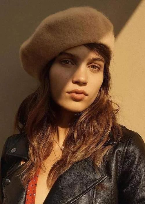 懂打扮的中年女人不显老！3种帽子的冬季搭配法，好看又不老气