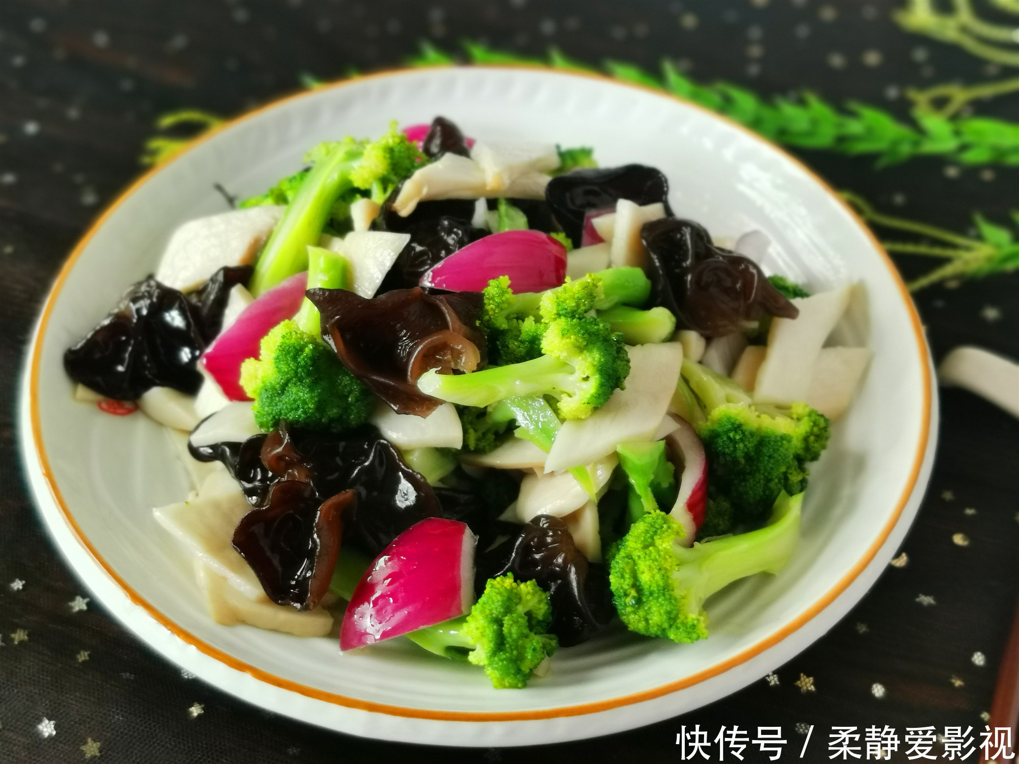 放在冷水中|夏季天热,吃肉不如吃这个菜,营养全面,开胃下饭,清肠排毒