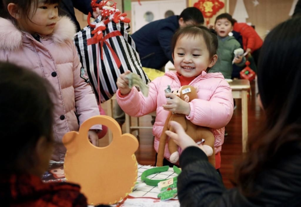 幼儿园发“年终奖”火了，看到孩子的奖品，家长：学费算是白交了