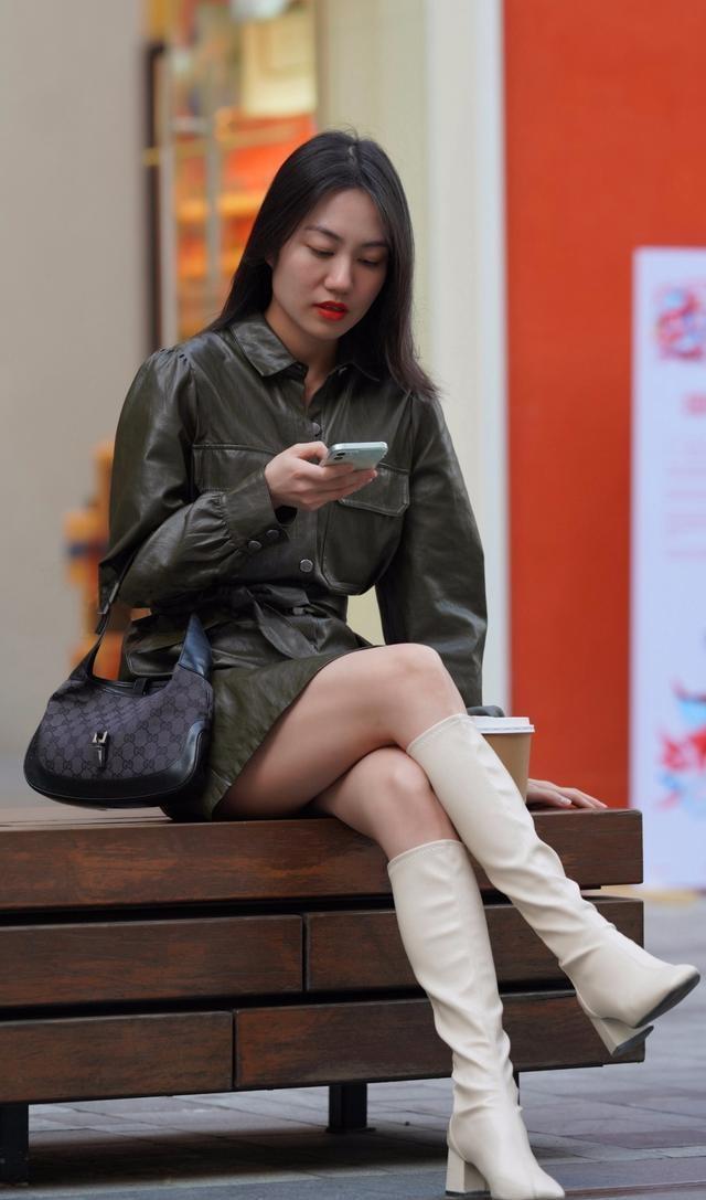 吊带裙 街拍美女:这是年轻女孩应该穿的衣服,吊带裙和小白鞋,突显青春活力